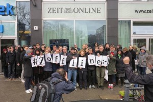 Berliner Zeitonline-Mitarbeiterinnen legen die Arbeit nieder. | Foto: DJV Berlin