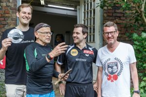 Jochen Markett, Günter Wallraff, Timo Boll und Kai Diekmann in bester Laune vor dem Tischtennis-Duell
