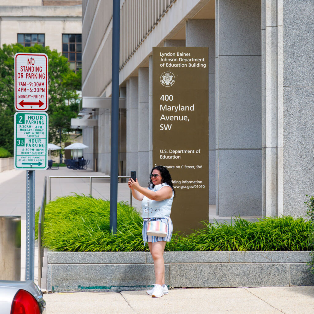 Ein Selfie zur Erinnerung am Bundesbildungsministerium in Washington D.C. - Foto © Bernd Lammel