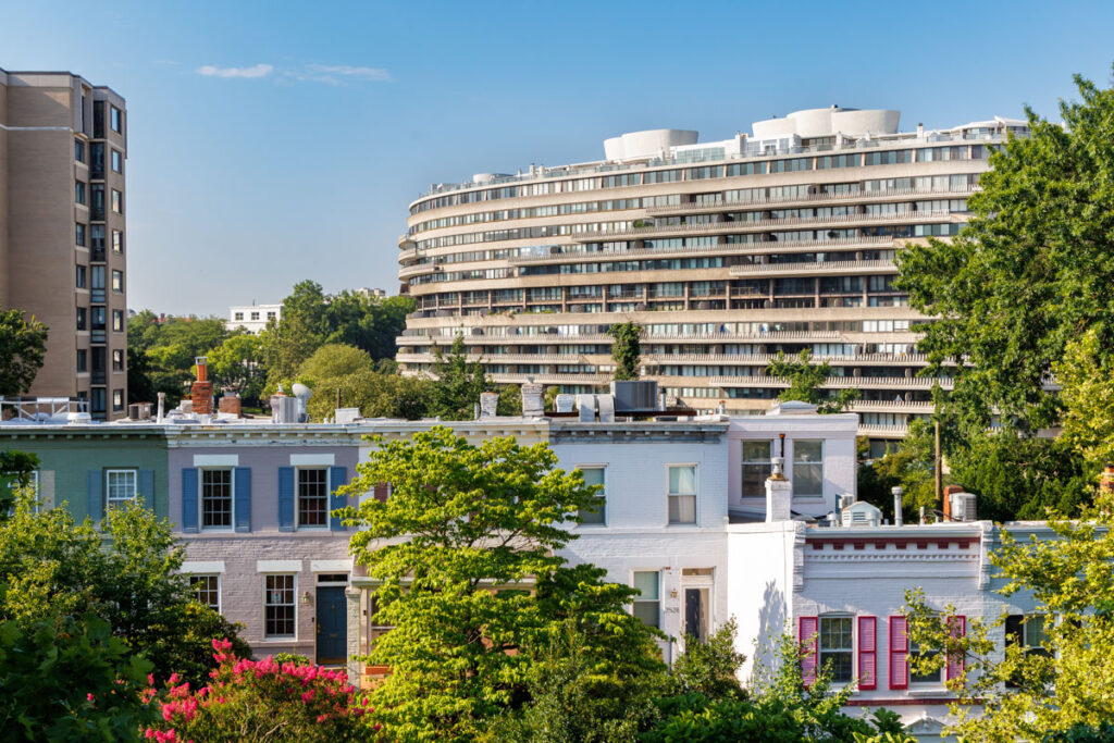 Der Watergate-Gebäudekomplex ist ein Büro-Hotel-Komplex im Nordwesten von Washington D.C., USA, im Stadtteil Foggy Bottom, der zu Georgetown gehört. Foto © Bernd Lammel