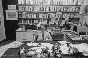 Ben Bradlee, Chefredakteur der Washington Post, im Interview mit Dr. Olaf Wilke von der Berliner Zeitung. - Foto © 1990 Bernd Lammel