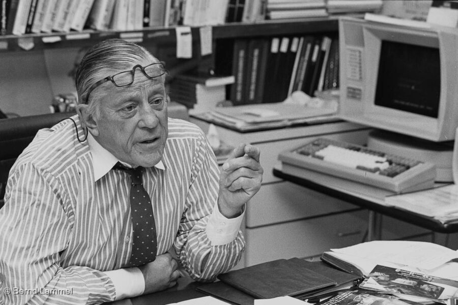 Ben Bradlee, Chefredakteur der Washington Post, im Interview mit Dr. Olaf Wilke von der Berliner Zeitung. - Foto © 1990 Bernd Lammel