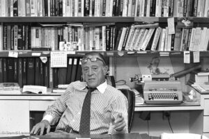 Ben Bradlee, Chefredakteur der Washington Post, im Interview mit Dr. Olaf Wilke von der Berliner Zeitung. - Foto © 1990 Bernd Lammel