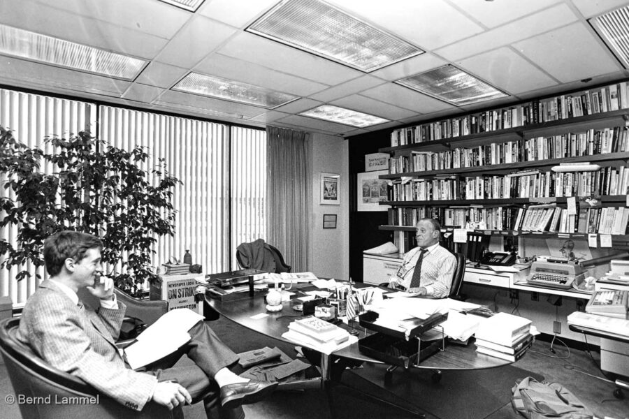 Ben Bradlee, Chefredakteur der Washington Post, im Interview mit Dr. Olaf Wilke von der Berliner Zeitung. - Foto © 1990 Bernd Lammel