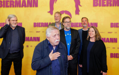Wolf Biermann inmitten des Filmteams auf der Premiere im Berliner Kino International - Foto © Bernd Lammel