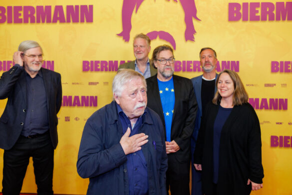 Wolf Biermann inmitten des Filmteams auf der Premiere im Berliner Kino International - Foto © Bernd Lammel