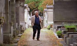 Wolf Biermann auf dem Cimetière de Montmartre, Paris, auf dem Weg zum Grab von Heinrich Heine. © Majestic / Sebastian Ganschow, Bernd Fischer