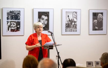 Die ehemalige ADN/Zentralbild Fotoreporterin Gabriele Senft hält eine Laudatio zur Ausstellungseröffnung zu Ehren des verstorbenen Chef-Fotografen Horst Sturm im Jahr 2016 Foto © Bernd Lammel