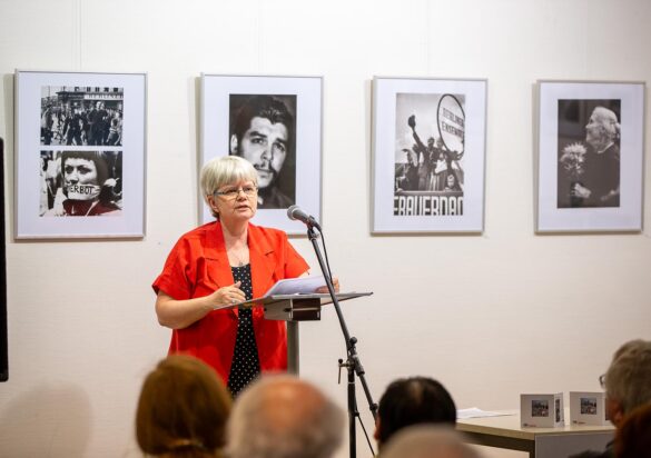 Die ehemalige ADN/Zentralbild Fotoreporterin Gabriele Senft hält eine Laudatio zur Ausstellungseröffnung zu Ehren des verstorbenen Chef-Fotografen Horst Sturm im Jahr 2016 Foto © Bernd Lammel